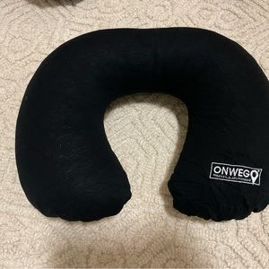 Travel neck pillow